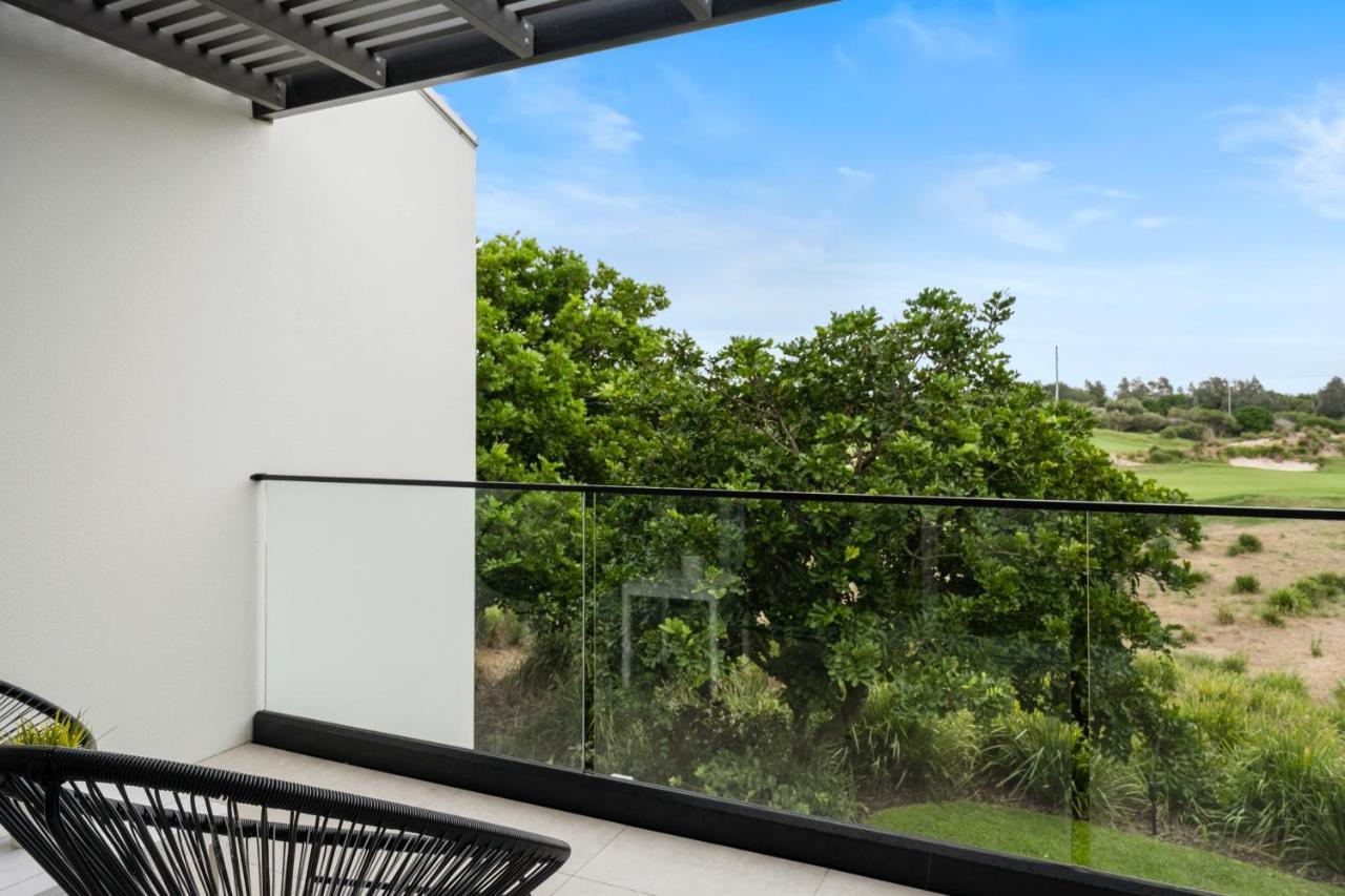 プルマン　マジェンタ　ショアーズ　リゾート ジ・エントランス エクステリア 写真 Balcony with a view of the golf course
