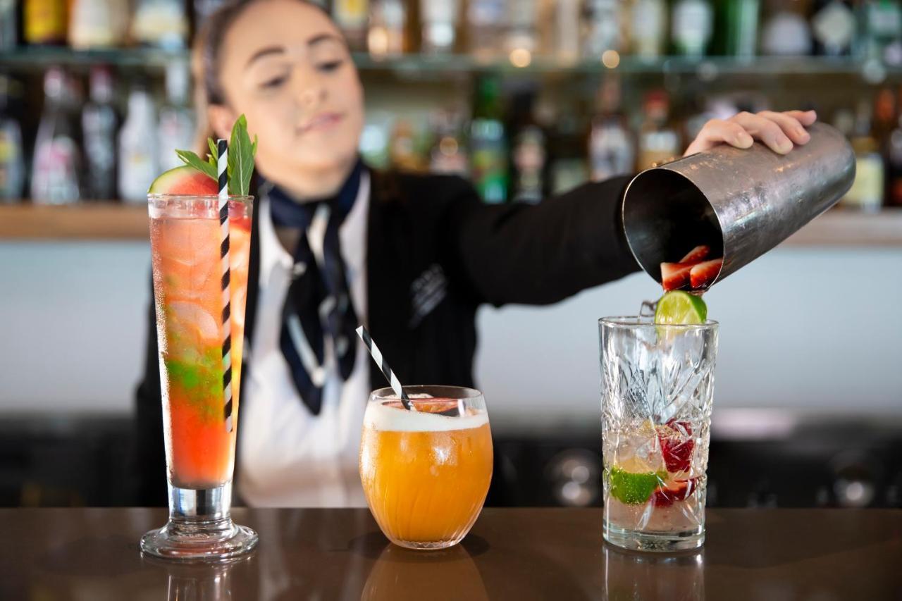 プルマン　マジェンタ　ショアーズ　リゾート ジ・エントランス エクステリア 写真 A bartender pouring a drink