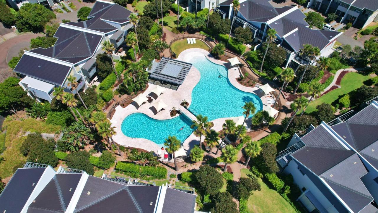 プルマン　マジェンタ　ショアーズ　リゾート ジ・エントランス エクステリア 写真 Aerial view of the pool at the clubhouse