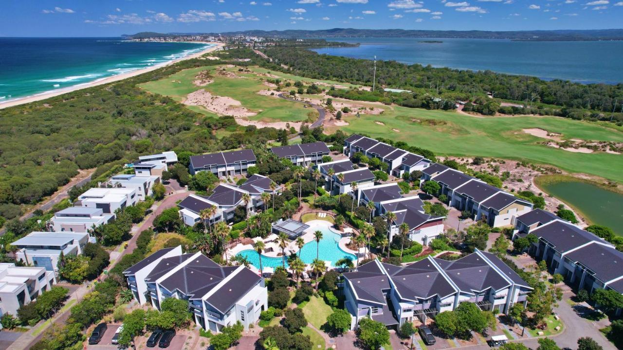 プルマン　マジェンタ　ショアーズ　リゾート ジ・エントランス エクステリア 写真 Aerial view of the golf course at the Bay Club