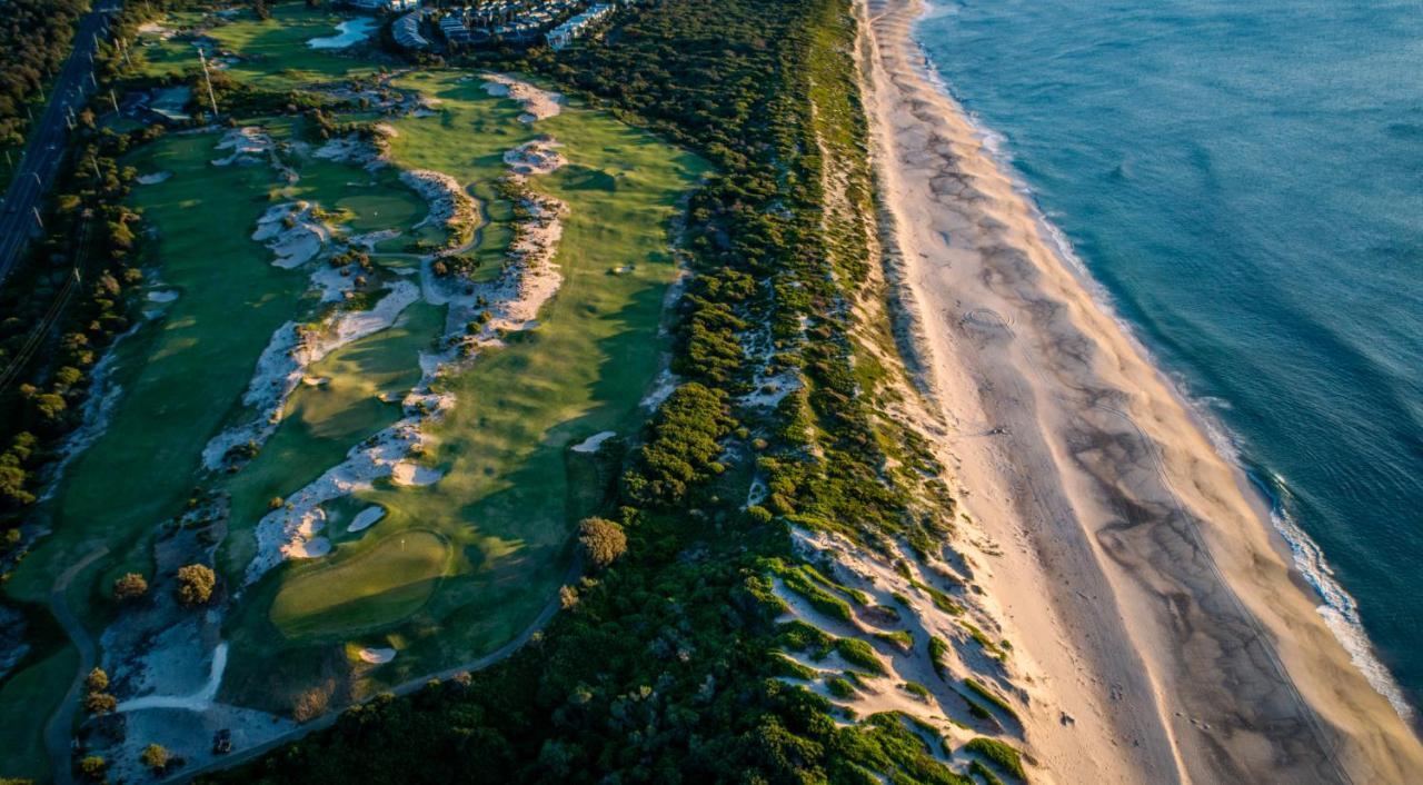 プルマン　マジェンタ　ショアーズ　リゾート ジ・エントランス エクステリア 写真 Aerial view of the 18th hole at the 2018 U.S. Open