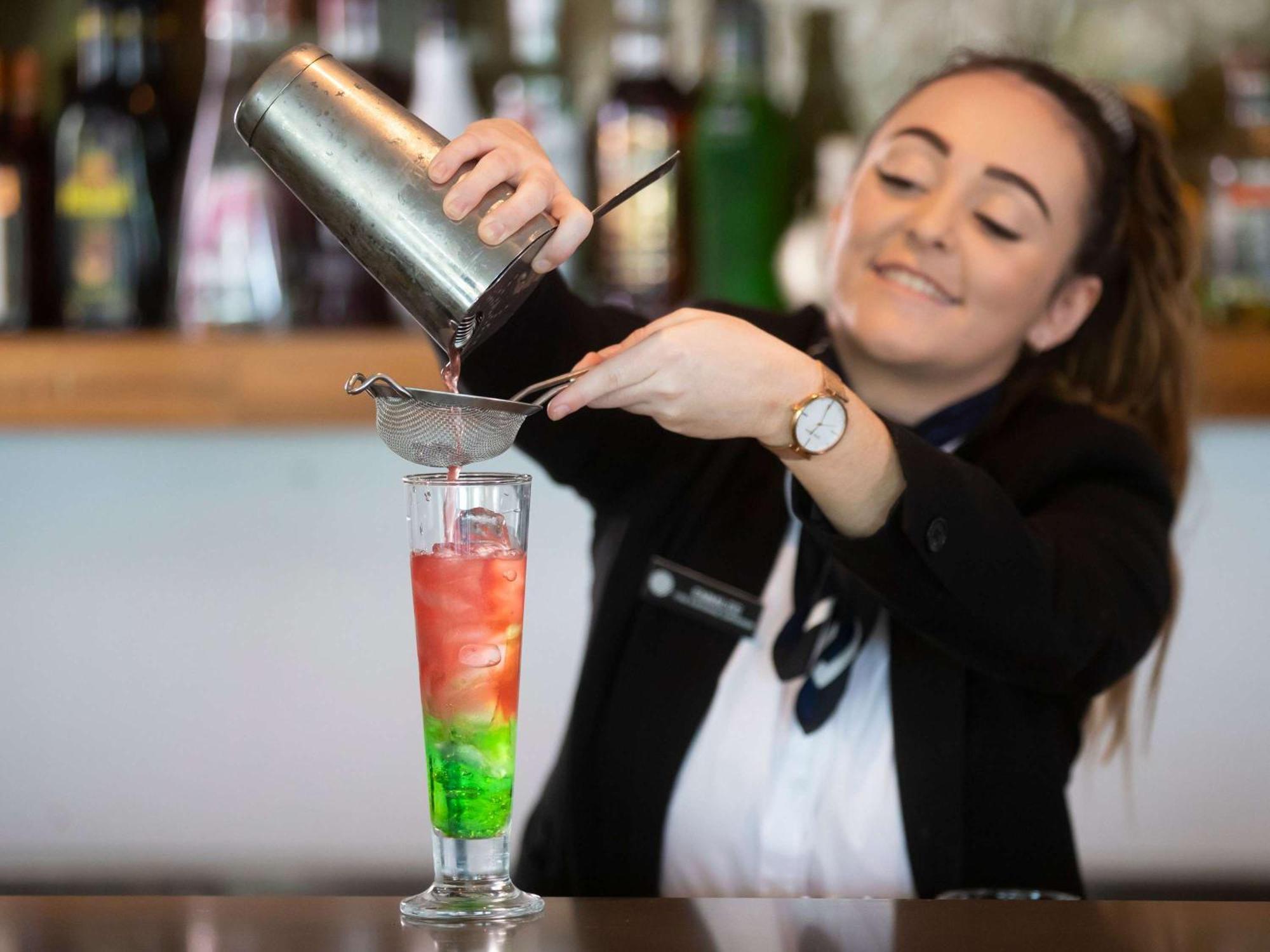 プルマン　マジェンタ　ショアーズ　リゾート ジ・エントランス エクステリア 写真 A bartender preparing a cocktail