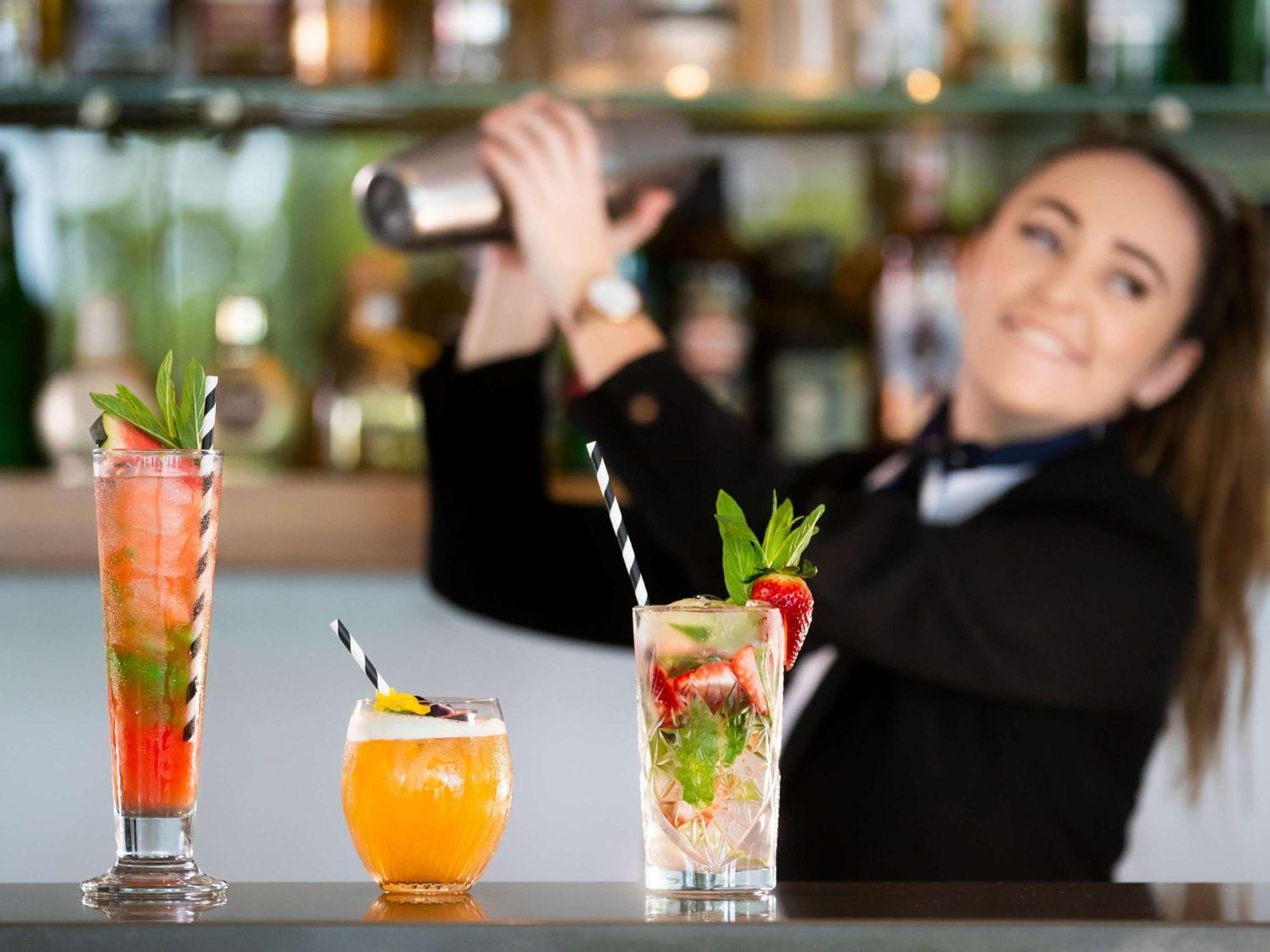 プルマン　マジェンタ　ショアーズ　リゾート ジ・エントランス エクステリア 写真 A bartender shaking a cocktail