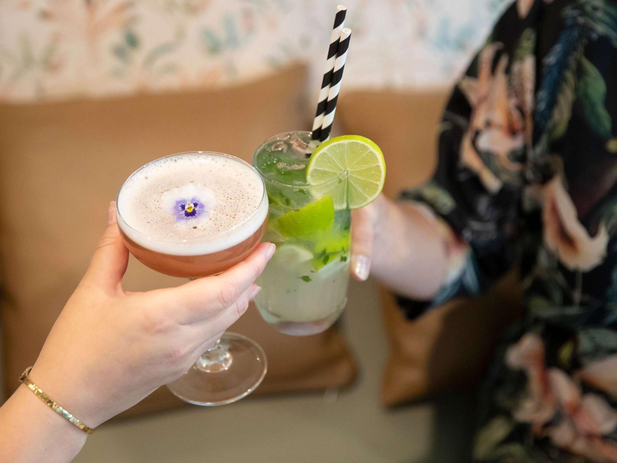 プルマン　マジェンタ　ショアーズ　リゾート ジ・エントランス エクステリア 写真 Two cocktails