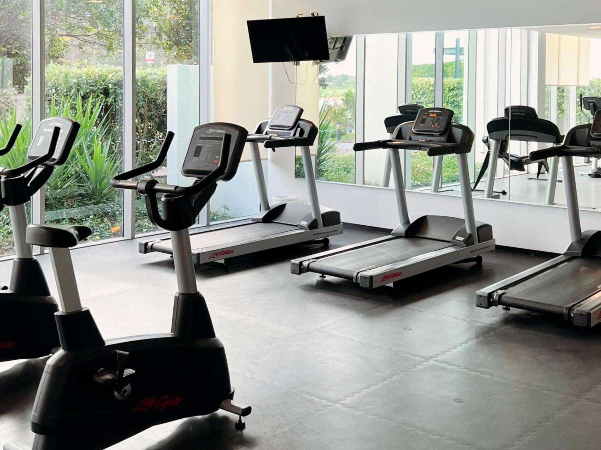 プルマン　マジェンタ　ショアーズ　リゾート ジ・エントランス エクステリア 写真 A gym at a hotel